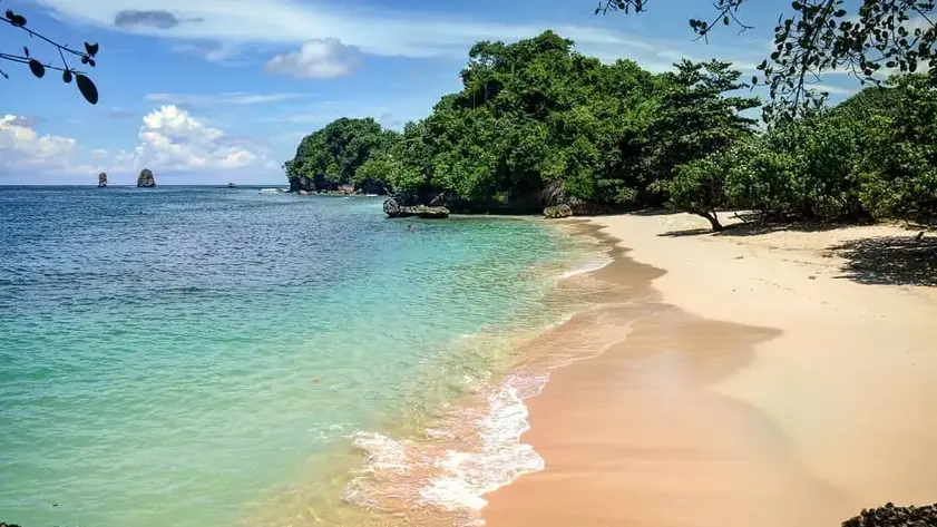 pantai-tiga-warna